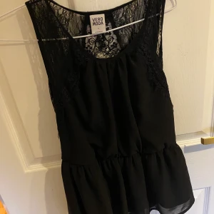 Linne Vero moda - Svart linne från vero Moda med spets och öppen rygg. Fint skick. Köpare står för frakt.