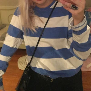 Randig tröja, second hand, S-L - Cool randig långärmad tröja köpt second hand men ursprungligen från HM. Storlek L men jag har XS/S o använder den som oversize. 🌟