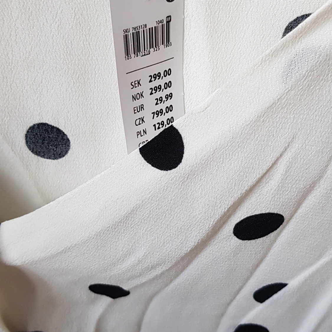 Blus oanvänd med prislapp på