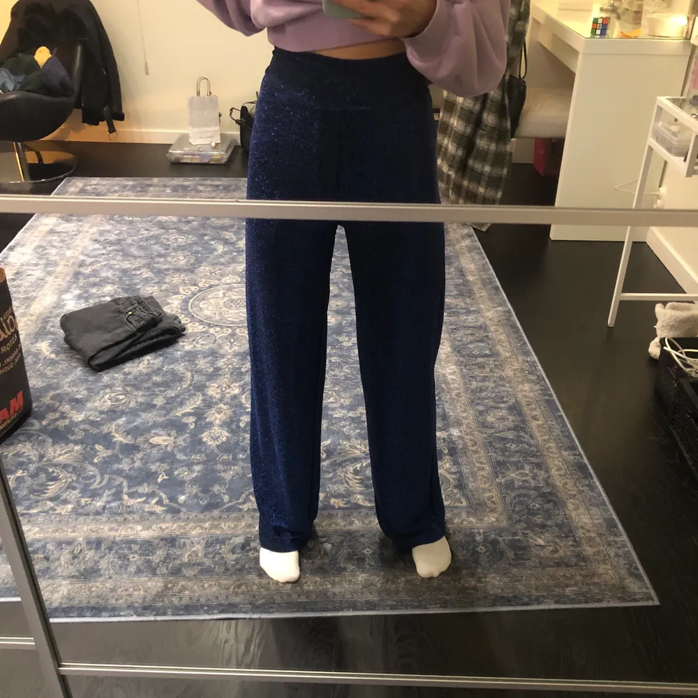 Blåa glittriga byxorn från Bikbok, aldrig använda. Jag är 162cm och de är lite långa på mig som ni ser på andra bilden. Frakt tillkommer. Jeans & Byxor.