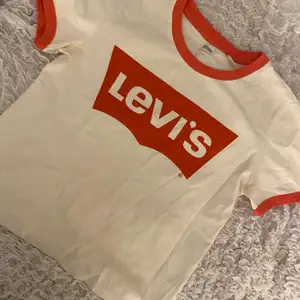 Gullig t-shirt från Levis fick i present förra julen men aldrig kommit till andvändning. Den har en lite vintage stil på sig vilket jag tycker är jätte fint! Fraktar eller möts upp i uppsala💕💕