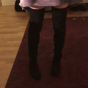 Boots - Over-knee boots i mocka som aldrig använts. Helt nya 💕 Möts upp i Sthlm eller fraktar