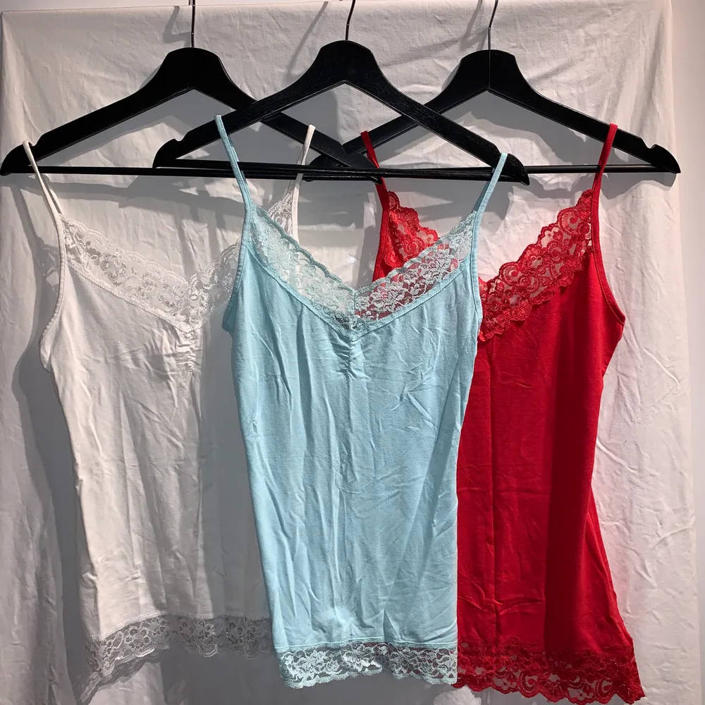 Trepack linnen från ginatricot. Blått och rött linne är i S och det vita är i M men man märken ingen större skillnad tycker jag. Det är i bra skick alla tre. Banden är tyvärr inte justerbara. Toppar.
