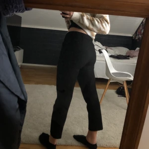 Svarta kostymbyxor  - Säljer ett par svarta kpstymbyxor från H&M. Storlek 34. 200kr inklusive frakt. 