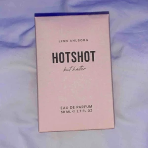  - Linn Ahlborgs hotshot but hotter! Säljer pga inte min doft. Endast luktat på en gång. Jag kör bud! Köparen står för frakt💓 budgivning avslutas söndag klockan 19💘