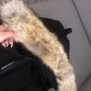 CANADA GOOSE JACKA - En äkta canada goose strlk m, använd ett fåtal ggr och är i ett nytt skick. Har dock inget kvitto, men qr kod finns för att skanna😊