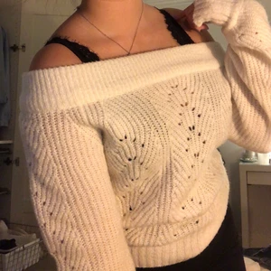 Vit stickad - Vit off-shoulder stickad tröja från Gina tricot🤍 säljer för 100kr+frakt