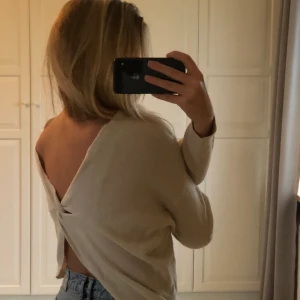 Mango tröja - Beige tröja från mango med jättesnygg knytning i ryggen! Köpte för 249kr. Kan frakta eller mötas upp i Lund/Lomma!