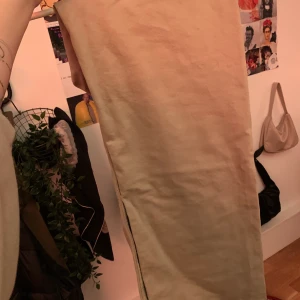 Beiga Yoko jeans - Beiga Yoko jeans från monki i strl 29, lite små i storleken så skulle säga att dom passar en 27/28, använda endast en gång så ser helt nya ut. Köparen står för frakt!