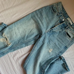 Momjeans strl 34 - Säljer snygga momjeans i strl 34! Köpta i Grekland från märket stradivarius! Sitter supersnyggt och passar en xs-s. Säljs för 100kr, köparen står för frakt