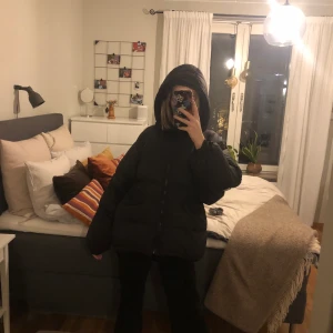Vinterjacka  - Stor fluffig varm vinterjacka 🐻🐻🐻 köpt på Zara i storlek M men oversized i storleken!