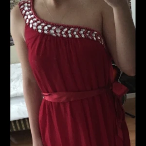  - Fin röd julklänning/festklänning. 
Använd en gång!
Frakt tillkommer.