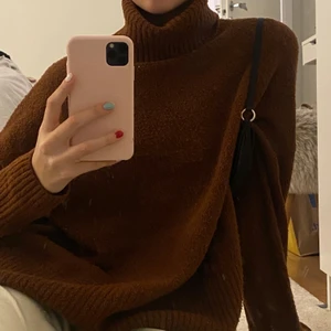 Brun tjocktröja - Skit snygg, trendig och mysig brun tjocktröja. Hög krage och mjuk i materialet. Passar alla storlekar! Köpt för 690kr på & other Stories. Buda i kommentarerna. Frakt 63kr:)) skriv för fler bilder