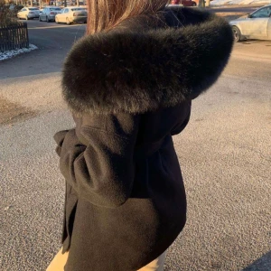 PÄLSKAPPA | DALLAS - Intressekoll på finaste Dallas kappan med äkta pälsluva. Nypris på just denna är 3 tusen. Köpte min från Instagram i storlek XS. Inte många sidor som säljer denna storleken utan endast S. Därav köpte jag min dyrare pga storleken. Då det är en oversized modell så tyckte jag xs passade mycket finare än s.  • Frågor eller funderingar, hör gärna av dig!  