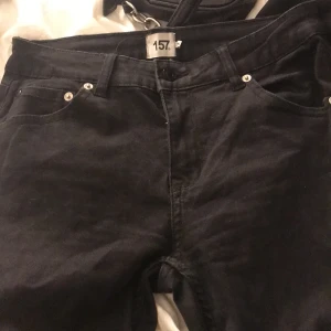 Lager 157 jeans - Säljer dem här snygga tajta svarta jeansen som jag använde mycket förut men nu på sista tiden har dem ej kommit till användning, dem är lågmidjade och lappen där bak är sönder men annars är dem super fina❤️frakt ingår ej❤️
