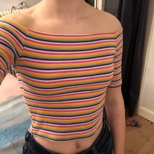 Offsholder-tröja från monki - regnbågsfärgad, perfekt för pride! går till naveln. i jättebra skick från Monki strl xs💖🌹