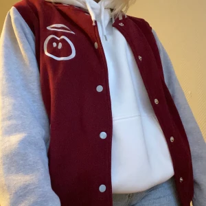 Varsity jacka - Varsityjacka/collagejacka köpt på second hand.💗 Stor med långa armar🥰 Storlek L men sitter snyggt på en med mindre storlek!