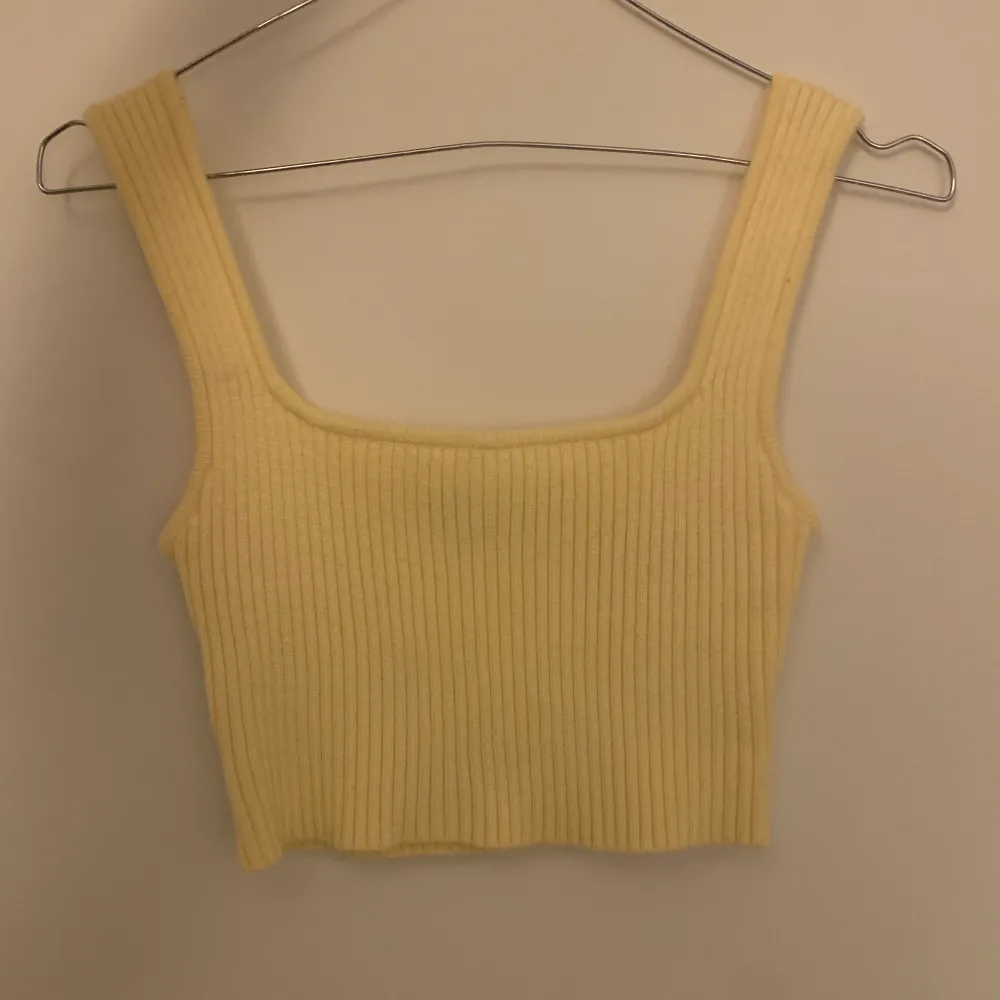 jättesöt gul stickad croptop från zara<3 köpt förra året och i jätteskönt material. hör jättegärna av dig vid frågor eller intresse!! 💟publicerar igen pga av oseriösa köpare💟 . Toppar.