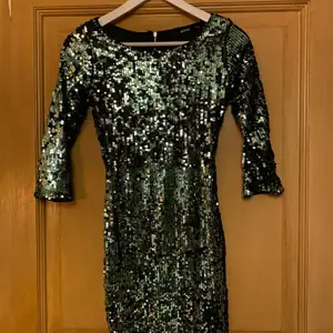 Festklänning!!! Säljer en likadan i silver (kolla min profil). Bara använda en gång. Perfekt passform 👌🏼 