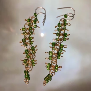 Örhängen - Handgjord örhängen med gröna glaspärlor! Krokarna är av silvertråd✨ (frakt ingår i priset❣️)