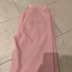 Kostymbyxor  - Rosa kostymbyxor med smala ränder från NA-KD i storlek 34, passa även om man som mig vanligtvis bär 36 💗💗 Endast använda en gång. 