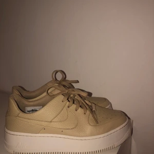 Nike air force 1 sage  - Strl 39, beige skinnimitation var kvalitet är i mycket gott skick! 