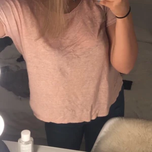 Rosa t-shirt  - en rosa t-shirt med rosett på sidan , Aldrig använd !!! Väldigt bra skick