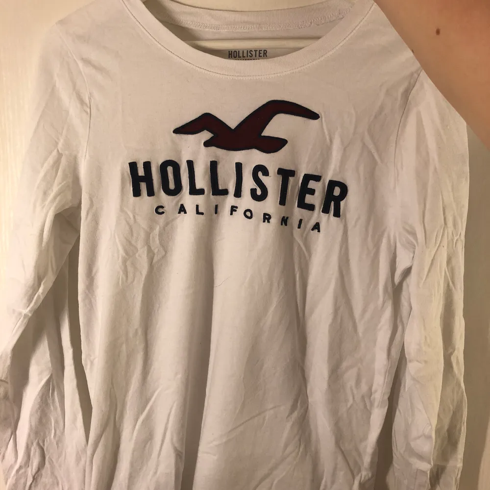 Säljer en Hollistertröja i fint skick!💕 Säljs pga. inte min stil längre. Frakt tillkommer på 42kr, betalningen sker via Swish innan jag skickar eller när vi möts. . T-shirts.