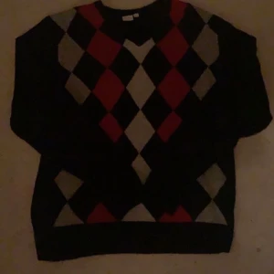 Stickad sweatshirt  - Säljer denna trendiga stickade tröja då den tyvärr inte kommer till användning, köpt secondhand. pris kan diskuteras 😋 ! BUDGIVNINGEN AVSLUTAS 20/11 ! högsta bud just nu : 130 kr 