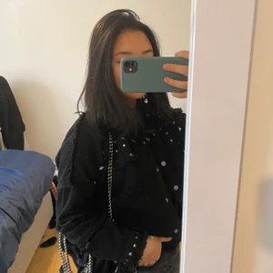 Nitjacka från zara strl XS - Jacka från Zara i strl XS. Mycket fint skick och även snygg att ha som overshirt