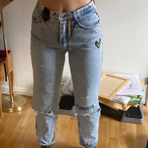 Ripped Byxor med lite märken - Snygga brallor , bra passform.