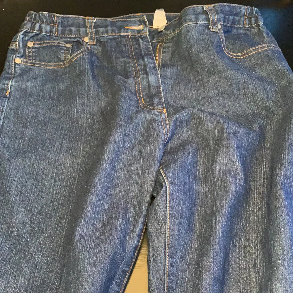 Mörk blåa jeans köpt secondhand. Jag är 163 och de sitter ganska bra i längden, lite stora i midjan men inget ett skärp inte löser. Det beror också på hur man vill att dem ska sitta, utan skärp: mer lösa nere vid fötterna, med skärp så blir dom mer raka. BUDA nedan😁 Bud just nu: 150kr. Jeans & Byxor.