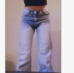 Jeans - Säljer fina jeans från monki. Tyvärr för kort för mig som är  166🥰 Sitter bra på mig som är xs. Skiv för fler bilder.50kr frakt men kan också mötas upp i Stockholm.