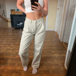Byxor - 100kr - Säljer dessa assnygga beige byxor ifrån &other stories! Storlek 25/26, oklar längd men jag är ca 170cm som referens! Snygga till allt men säljs pga har liknande så dessa har inte kommit till användning! 100kr + frakt💘