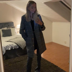 Rutig kappa  - Jätte fin grå rutig kappa från samsa collection. Knappt använd så super fint skick🥰