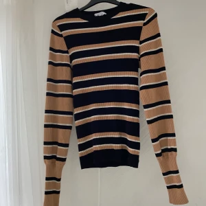 Tröja från & other stories - En randig tröja från & other stories. Köparen står för frakten!