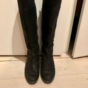 Stövlar / boots - Knähöga stövlar i nubuck från Sixtyseven. Skick: aningen slitna i färgen i sulan.