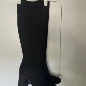 Snygga stövlar i strl 39 - Säljer mina älsklingar då jag endast använt dem 1 kväll. Köptes i Paris för 3 år sedan. Passar en som har storlek 39. Köptes för 500 men säljer för 200. Önskas fler bilder går det att fixa. Skriva isåfall privat. Frakt tillkommer 