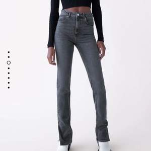 Helt oanvända jeans från Zara med super snygg slit i storlek 36!! 💕Jag säljer de för att d tuvärr e för långa för mig.  