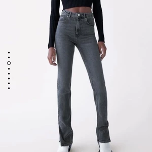 jeans från Zara med slit  - Helt oanvända jeans från Zara med super snygg slit i storlek 36!! 💕Jag säljer de för att d tuvärr e för långa för mig.  
