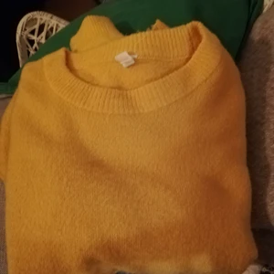 Varmgul tröja - Varmgul tröja från S/Q i strl L. Något kort och bred i modellen. Bäst syns korrekt färg på bild 1 tycker jag. Tröjan är använd, Ngt nopprig men inte så det stör. Leveranskostnad betalas av köpare. 