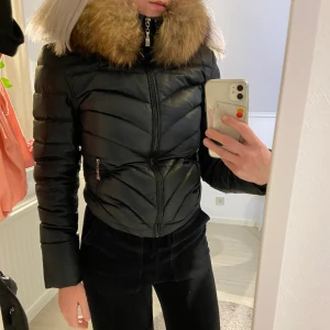 Chelsea jacka - säljer min otroligt varma vinterjacka ifrån Chelsea, använd en del men fortfarande i topp skick och inga skador🌸 väldigt bekväm och varm till vintern! Fler bilder kan skickas vid förfrågan‼️ ÄKTA päls. Kan gå ner i pris vid snabb affär! KAN FRAKTA!!
