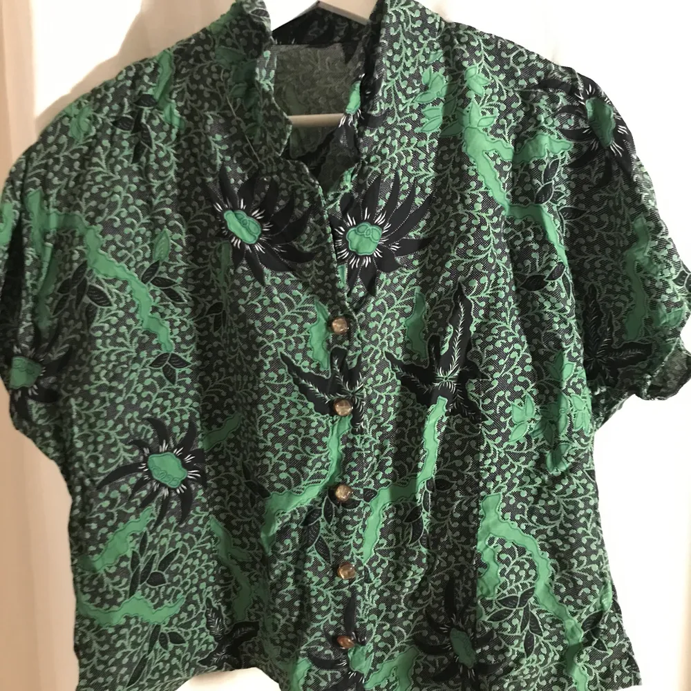 Grön & svart mönstrad kortärmsskjorta med fina knappar. Stl M. Blusar.
