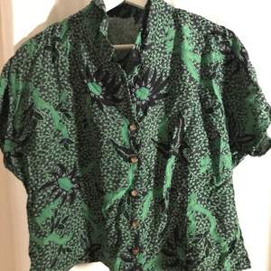 Grön & svart mönstrad kortärmsskjorta med fina knappar. Stl M