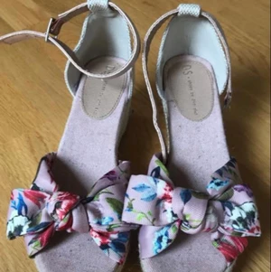 Kilklacks skor - Söta kilklacks skor, stl 37.