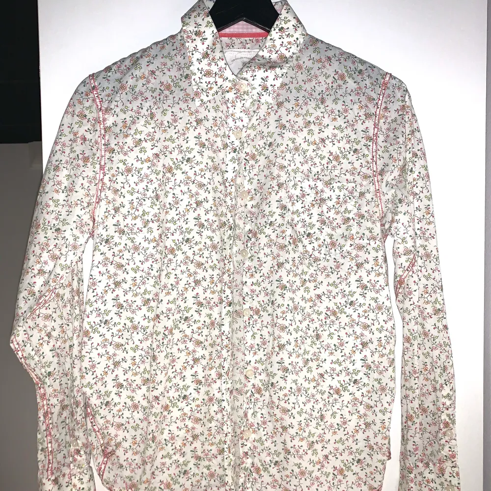 Blommig super fin skjorta från Lexington som tyvärr inte passar längre. Den är i en storlek M men skulle säga att den är mer en Xs-S. Frakt ingår!❤️. Skjortor.