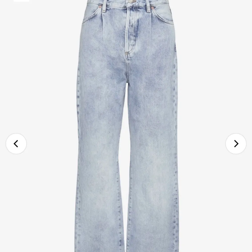 Säljer dessa vida byxor från mango, assnygga och supersköna. Köpta ganska nyligt så har ej hunnit bli slitna☺️. Jeans & Byxor.