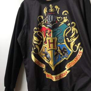 Sweatshirt med Hogwarts-tryck på! Frakt tillkommer och priset går alltid att diskutera :)
