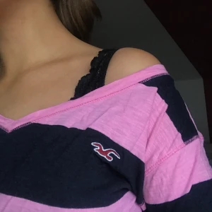 Hollister tröja❤️ - Superfin och SUPERSKÖN!! Älskar denhär , kan bäras som vintage med