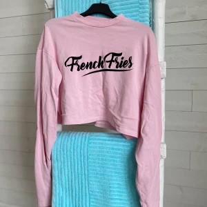 Crop top - Riktigt snygg crop top från Elsa Hosk ena kollektion tillsammans med bikbok, bra skick då den dock knappt kommit till användning!✨